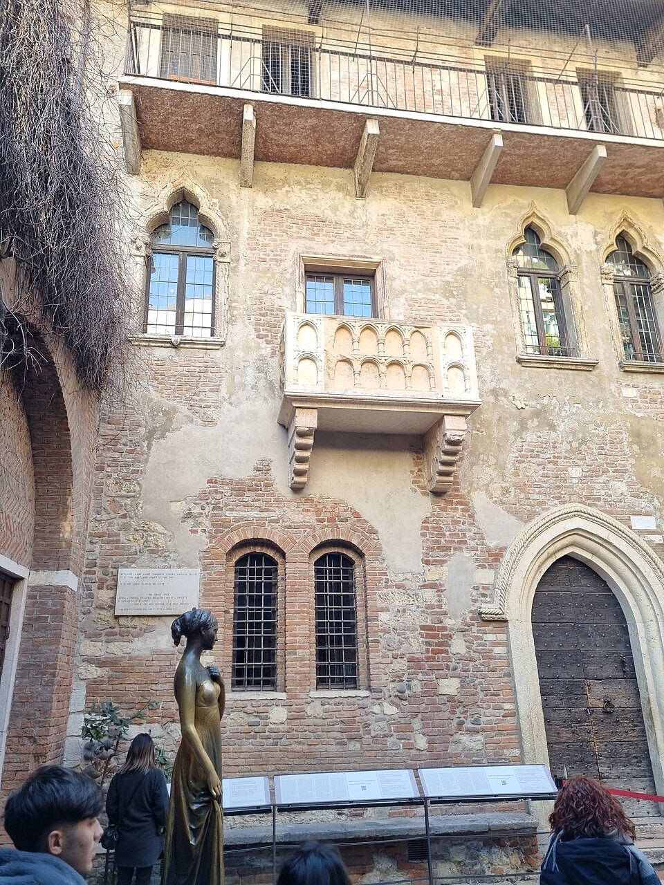The balcony above the bronze statue of Juliet