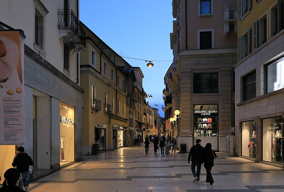 Via Mazzini, the shopping street to Piazza delle Erbe