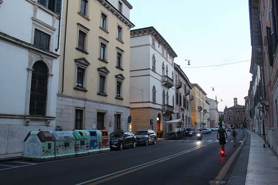 Via Cappello outside Juliet's House in the evening