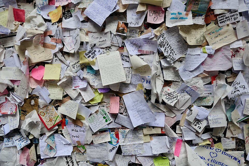 Notes left on the walls at Juliet's House