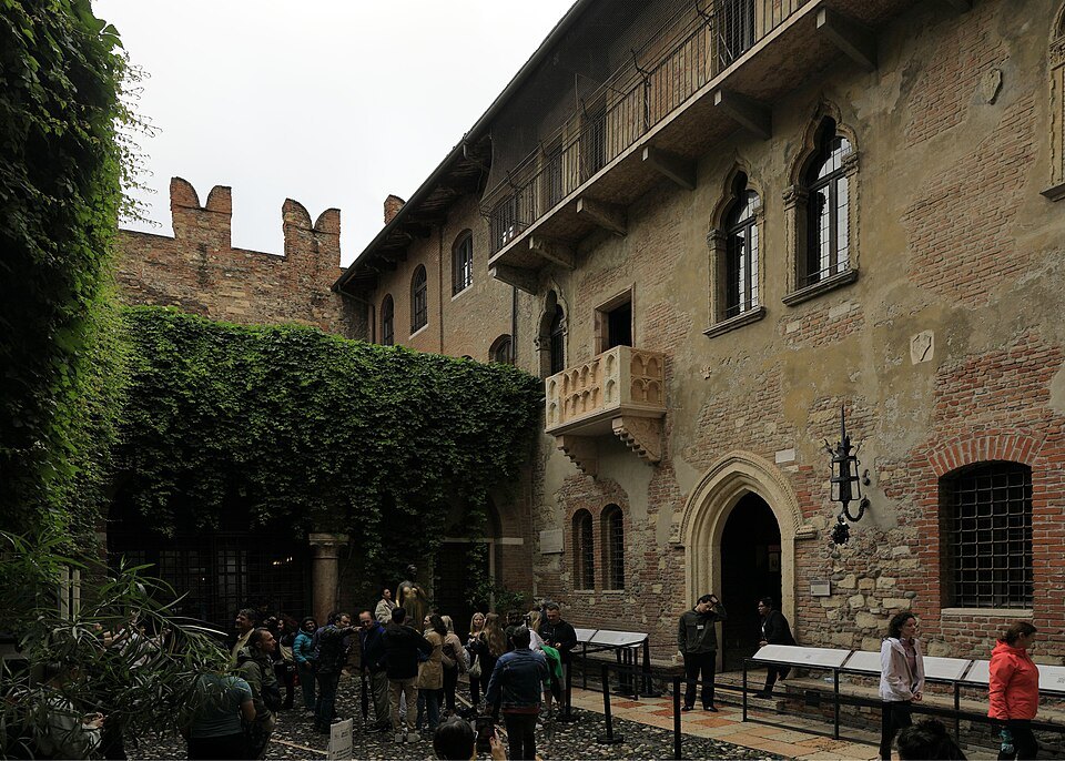 The courtyard of Juliet's House, its ivy and its balcony