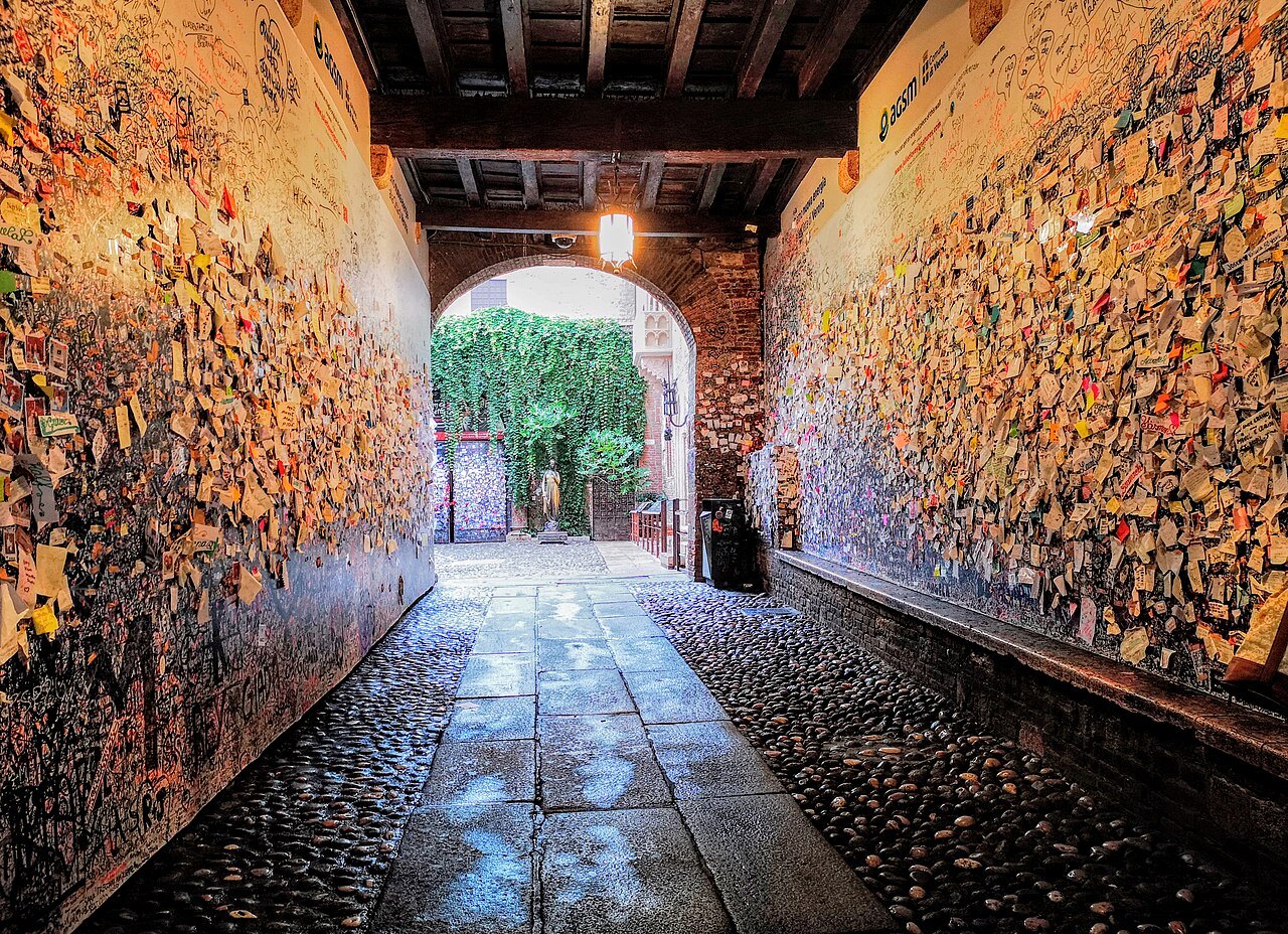 The entrance passage to Juliet's House, its walls covered in notes