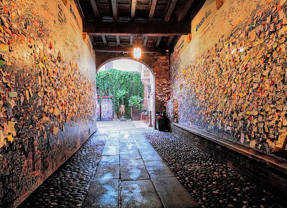 The entrance passage to Juliet's House, its walls covered in notes
