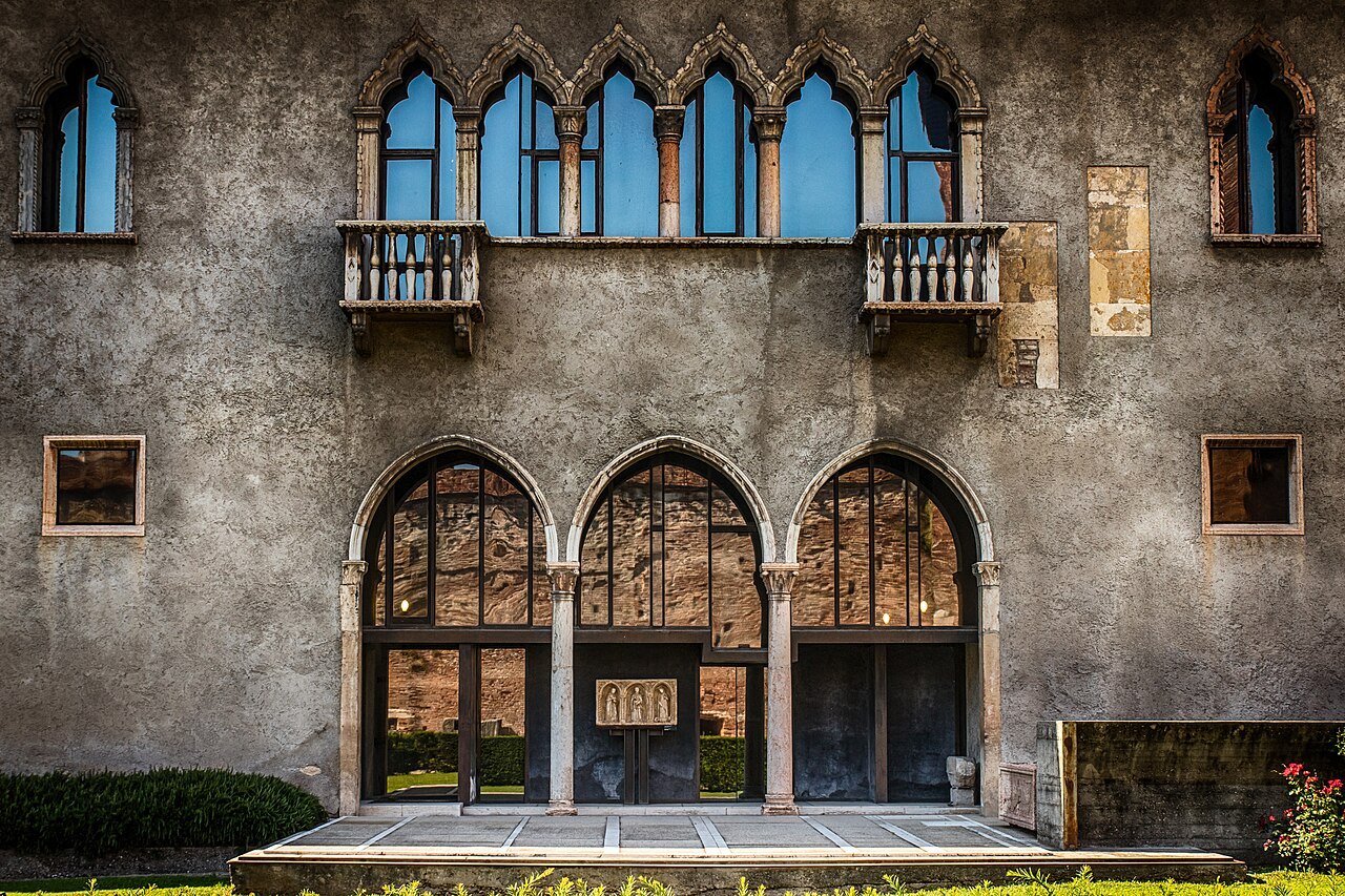 The Gothic windows over the entrance to the Castelvecchio museum