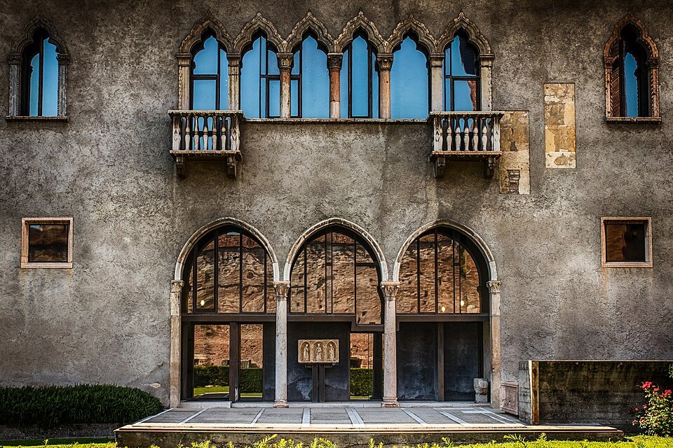 The Gothic windows over the entrance to the Castelvecchio museum