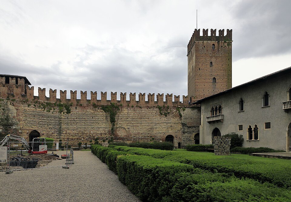 The castle courtyard with its hedged garden