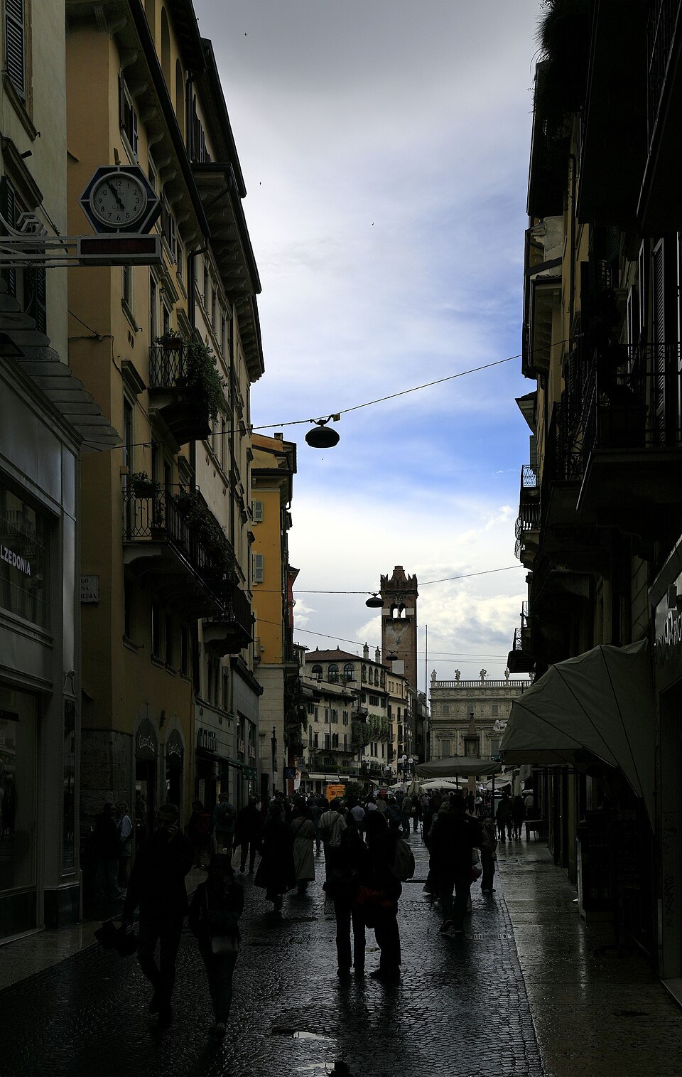 Via Cappello, a narrow street busy with walkers