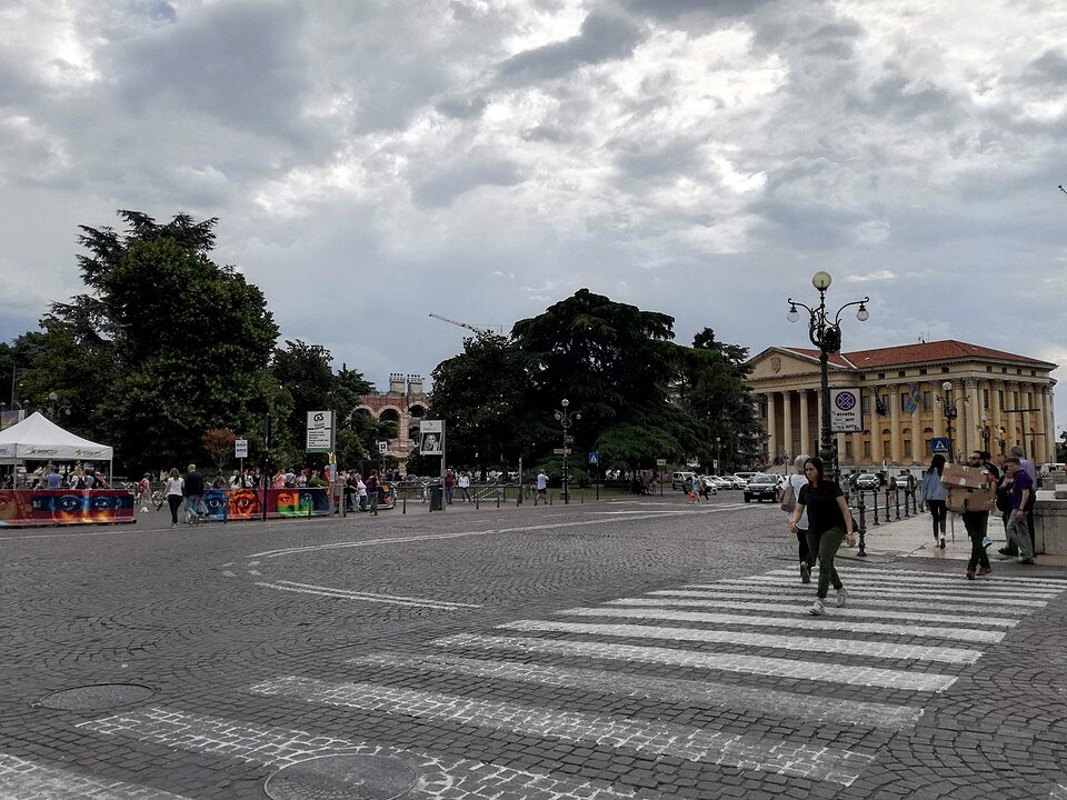 Corso Porta Nuova leading towards the Gran Guardia and Piazza Bra