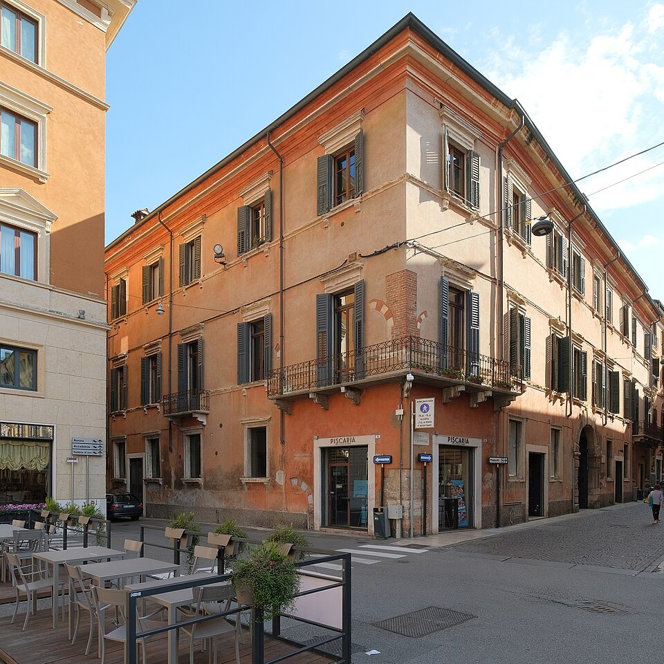 A corner palazzo on Corso Sant'Anastasia
