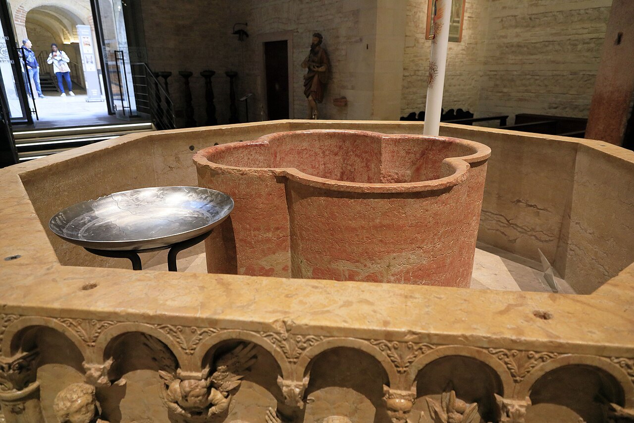 The hunchbacks holding up the holy water stoups in Sant'Anastasia, and what else to look for