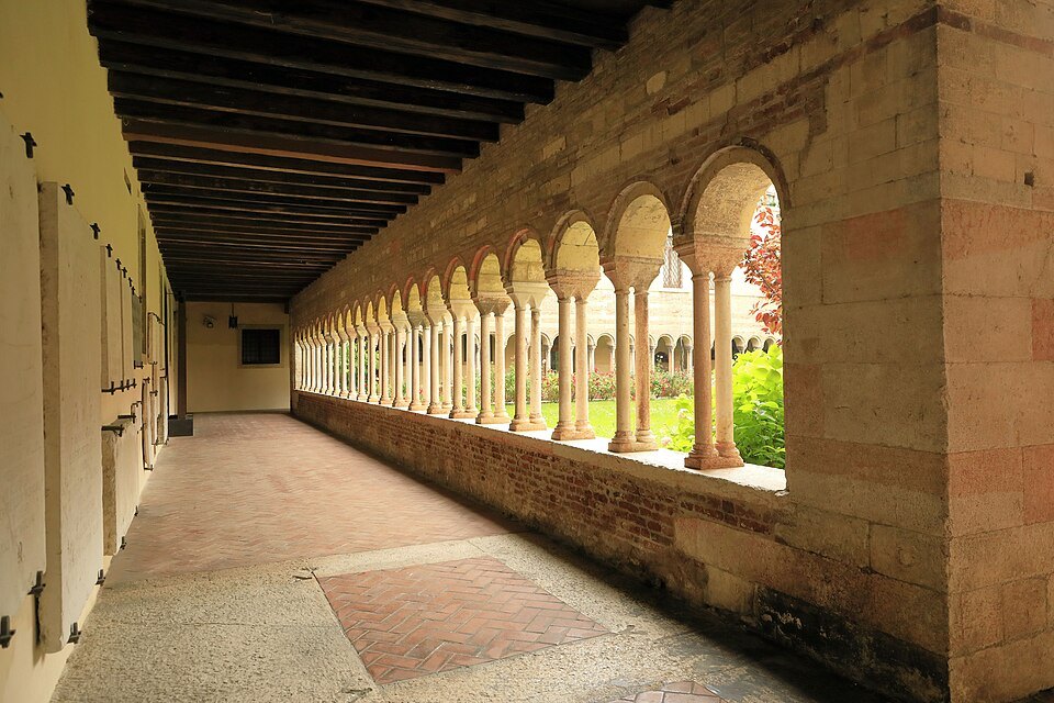The arcade of the Chiostro dei Canonici