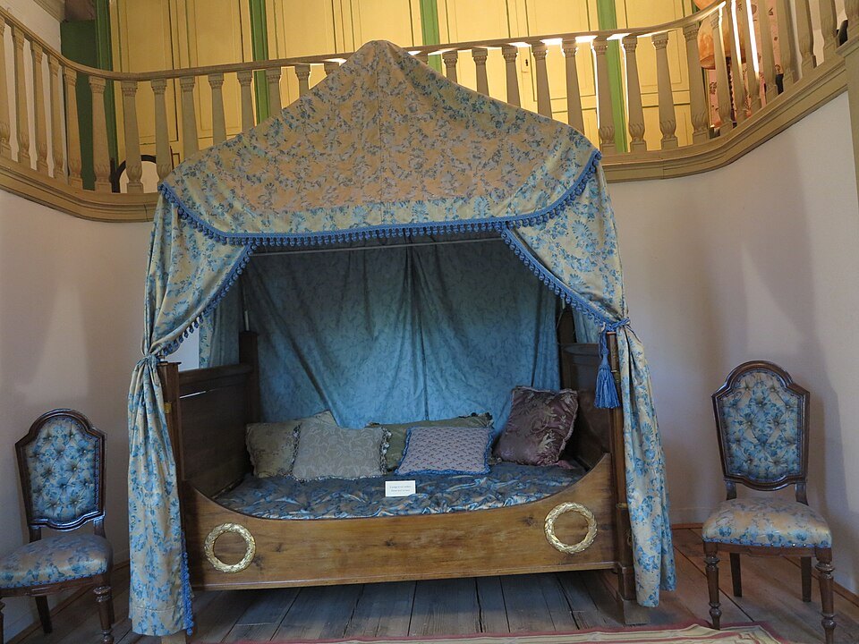 A canopied bed in one of the palace rooms