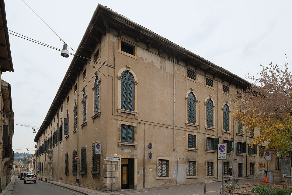 Palazzo Giusti's long front on Via Giardino Giusti