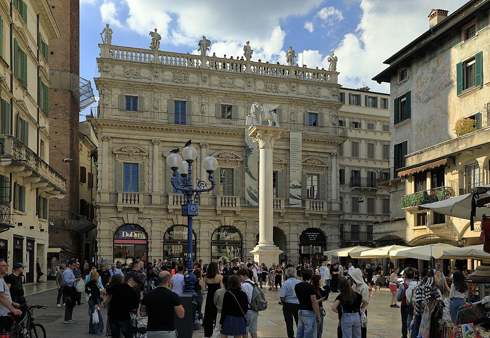 The palazzo front with the lion of St Mark's column