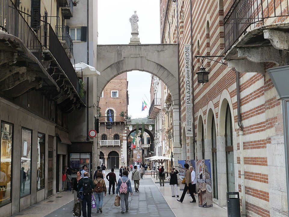 Via della Costa leading to the arch into Piazza dei Signori
