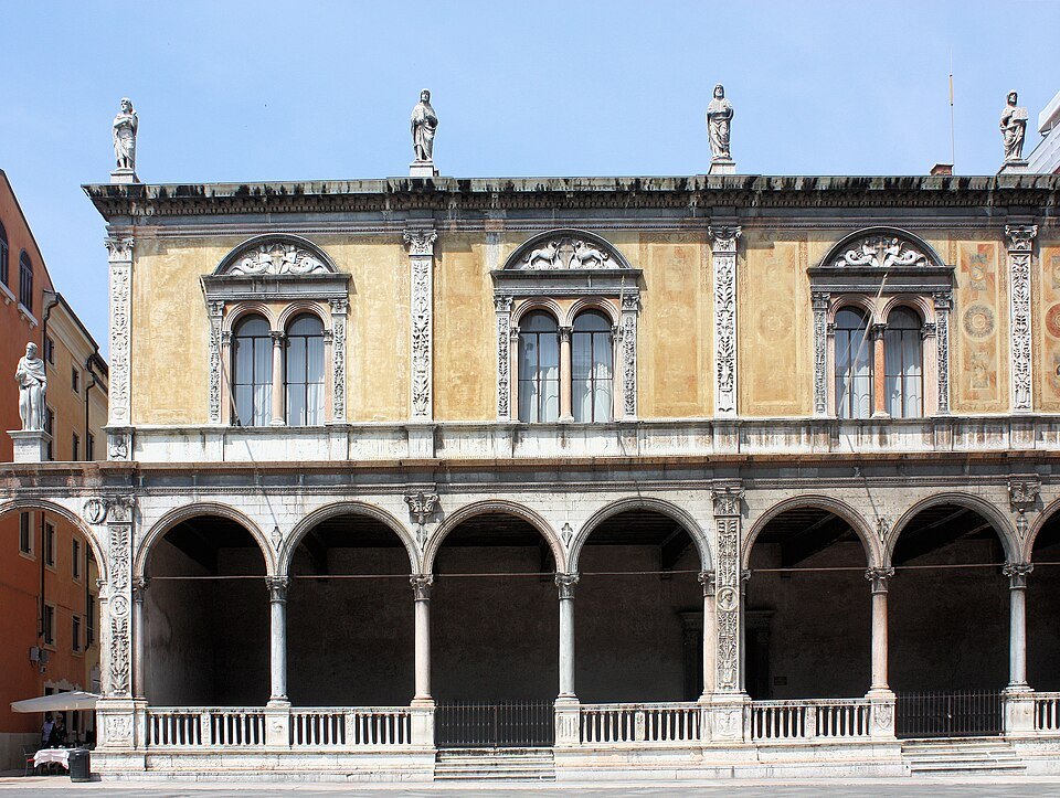 The Loggia del Consiglio's statues along the roofline