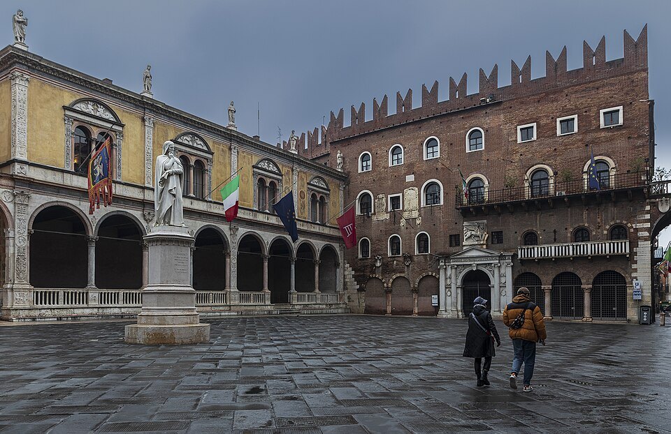 Piazza dei Signori with Dante's statue and the Palazzo del Podestà