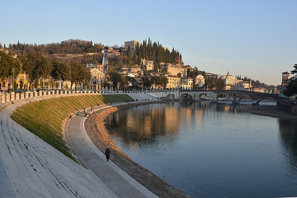The curved river wall of Lungadige San Giorgio