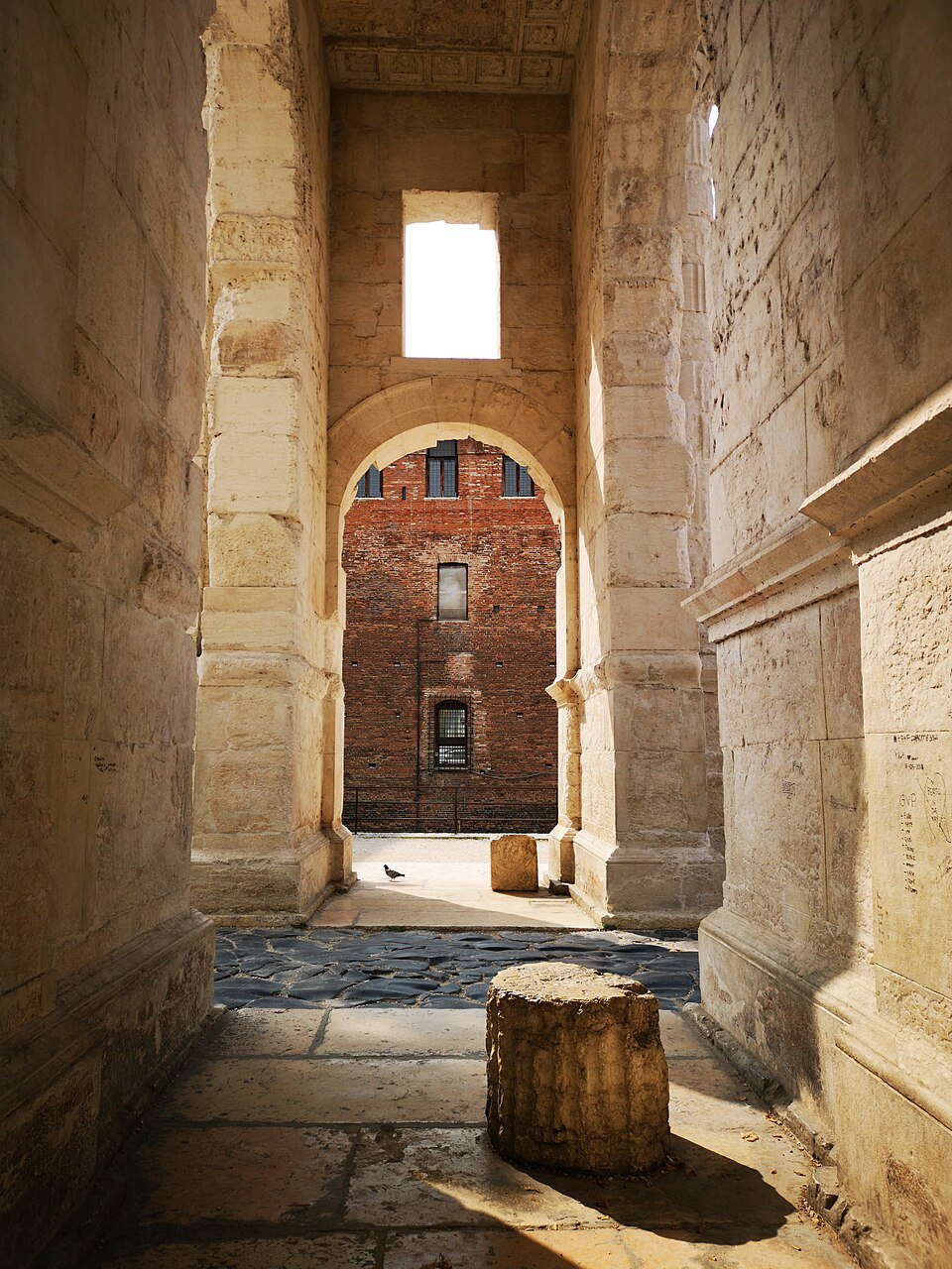 Looking through the Arco dei Gavi towards Castelvecchio