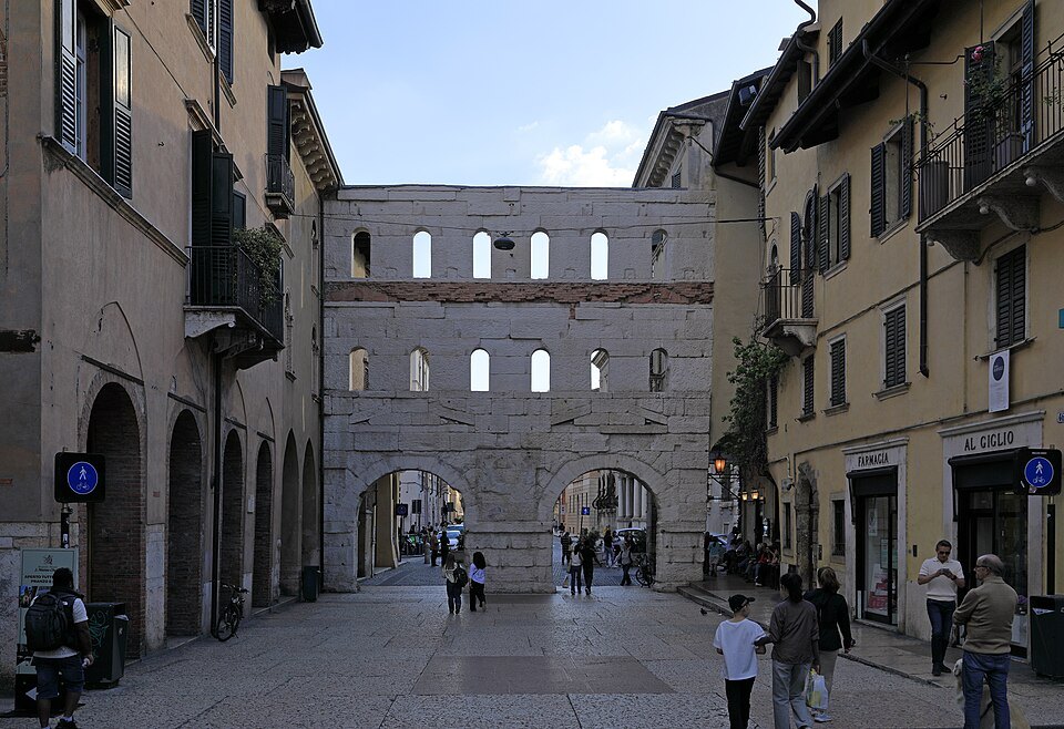 Porta Borsari from the old center side