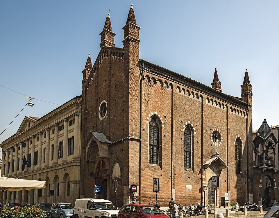 The side of San Pietro Martire and Sant'Anastasia's brick flank