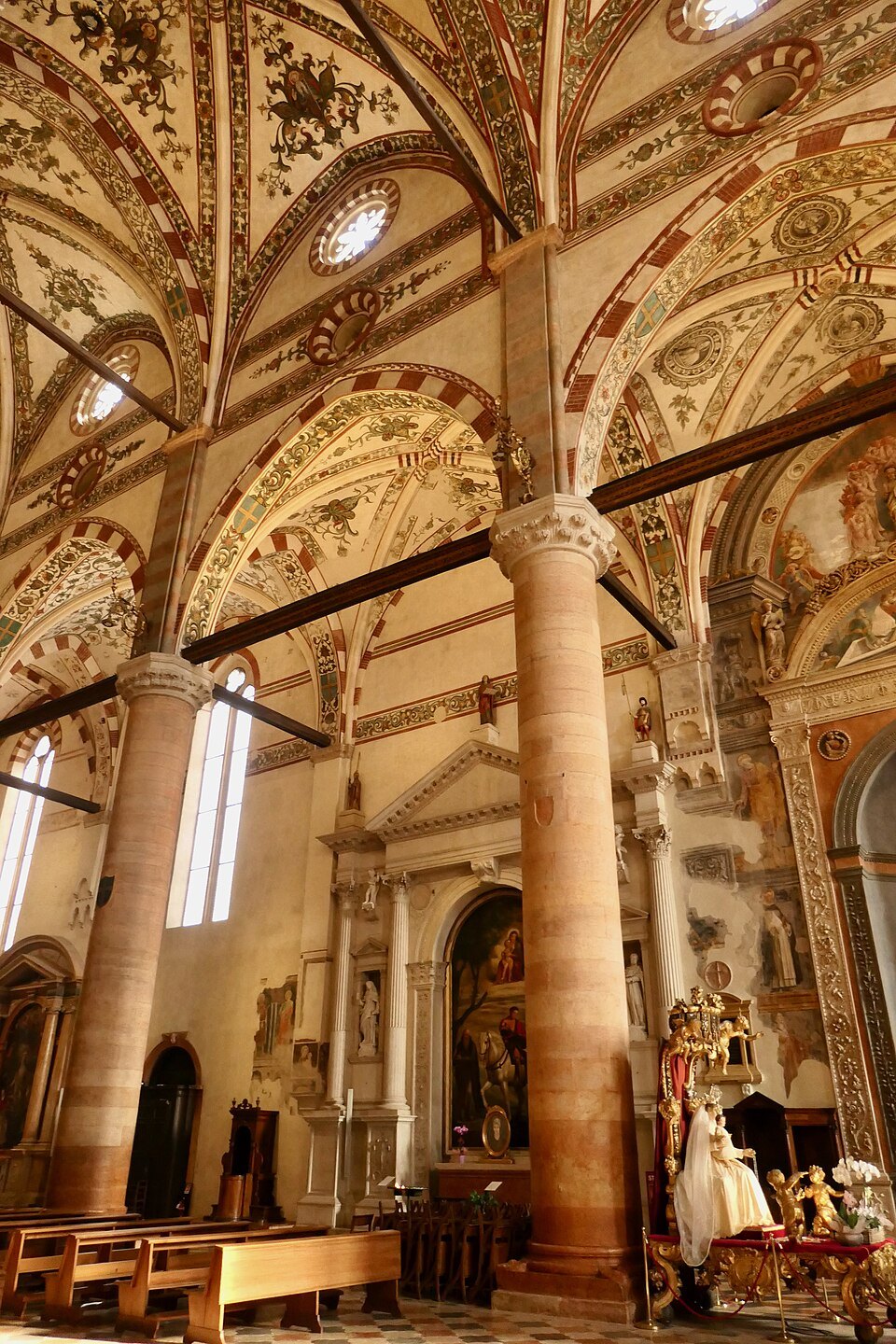 A column and chapels in the aisle