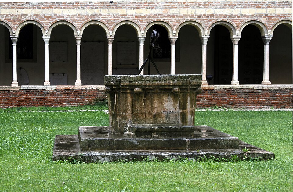 A well in the cloister of the former convent